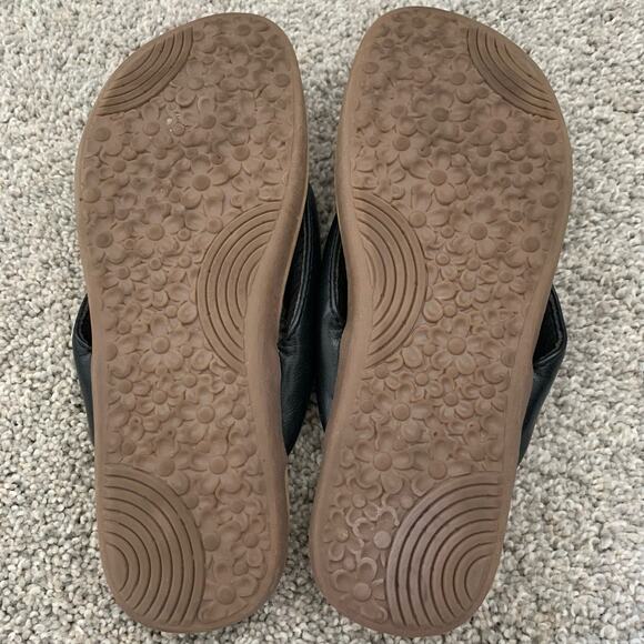 Cliffs By White Mountain "Forgiving" Flip Flop Sandals - Size 5.5M - Picture 11 of 11